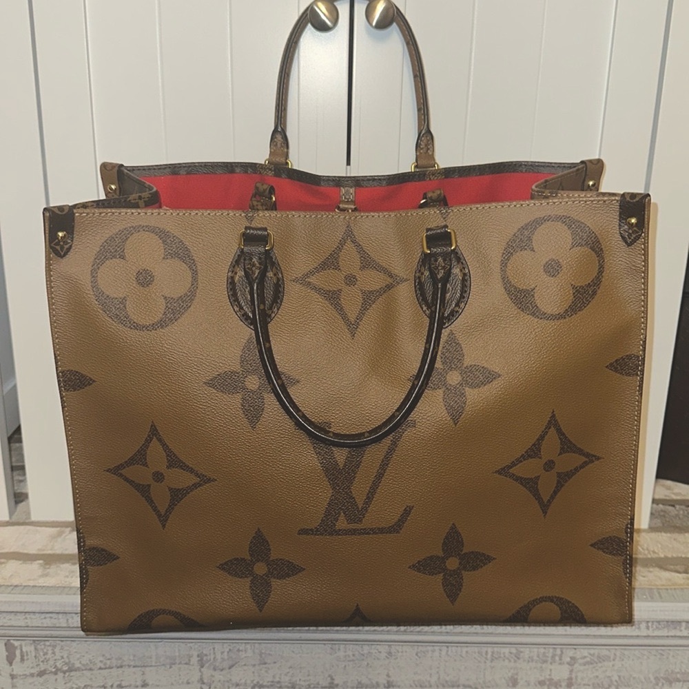 Louis Vuitton, authentic on the go tote double straps